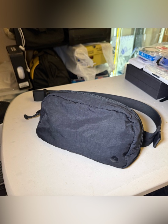 allbirds Handbags - Allbirds Sling / Belt Bag, 1.5L Recycled Nylon - Black